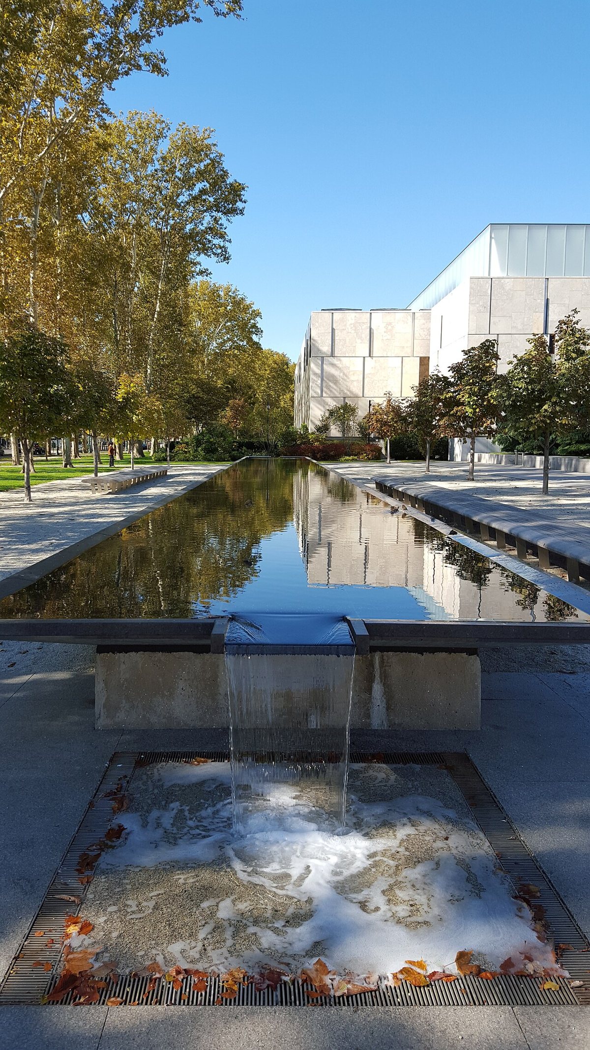 The Barnes Foundation building and reflecting pool along the Benjamin Franklin Parkway