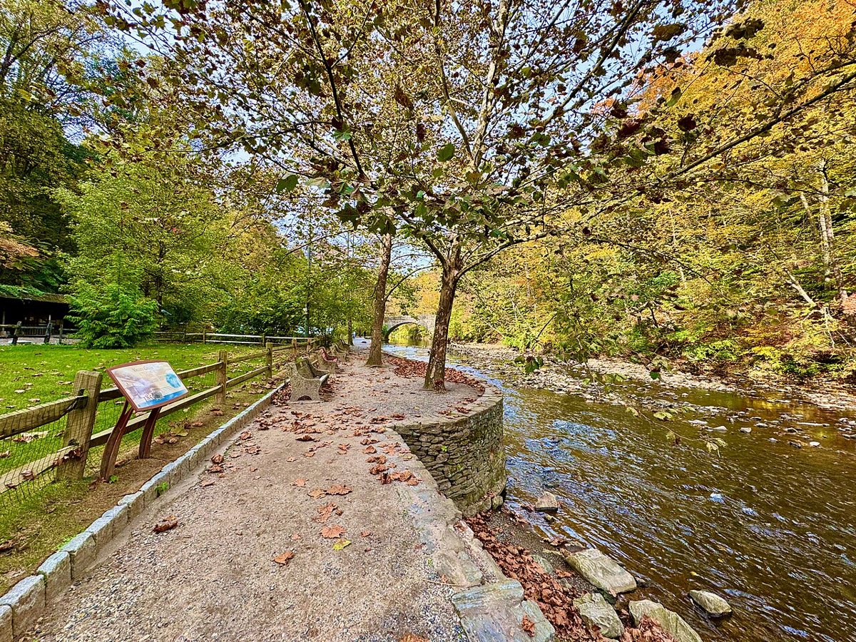 A wooded trail along Wissahickon Creek in Wissahickon Valley Park